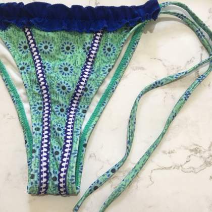 Style Bikini Strap Swimsuit With Blue Print Tassel..