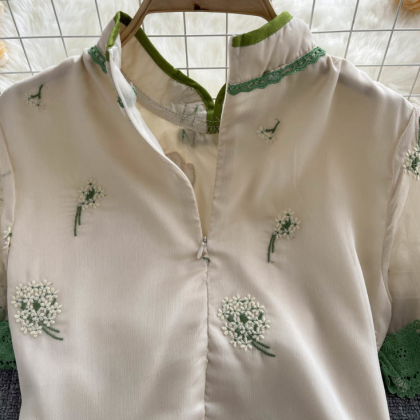 Improved Cheongsam-style Stand-up Collar..