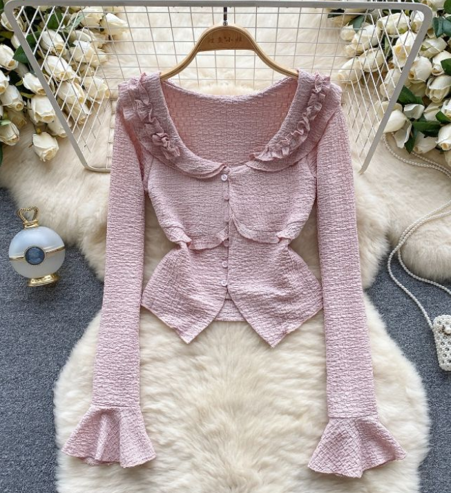Gently Tie It Up With A Short Cardigan Neckline With Sweet Wooden Ears