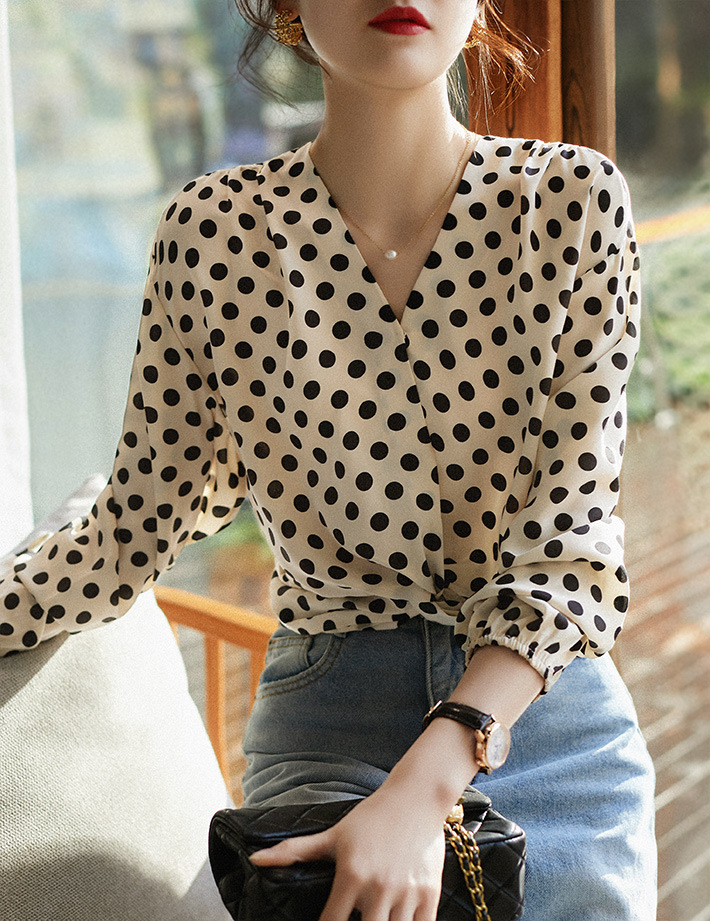 Delicate Polka-dot Charm Crepe De Chine V-neck Silkworm Silk Shirt