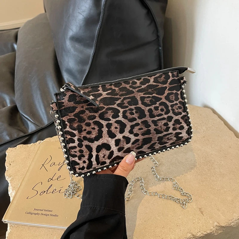 【送料&関税込】A.P.C. Grace Leopard Printed Clutch Bag A.P.C. Grace Leopard-Print Crossbody Bag in Natural | Lyst