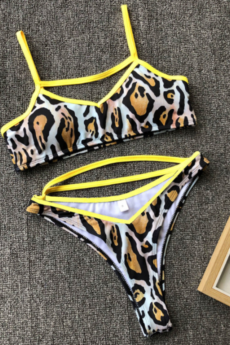 The new minimalist women's seperate swimsuit