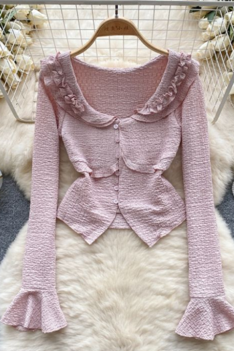 Gently Tie It Up With A Short Cardigan Neckline With Sweet Wooden Ears