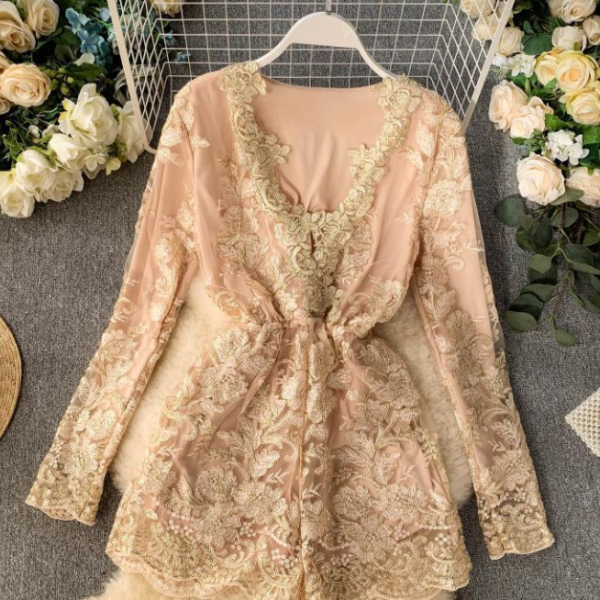 Hollowed out hook flower three-dimensional lace V-Neck long sleeve waist closing thin and wide leg shorts