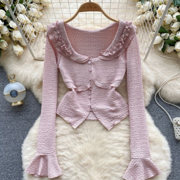 Gently tie it up with a short cardigan neckline with sweet wooden ears